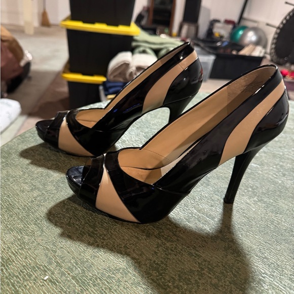 Nine West- Black Patent Leather  and Tan Leather 4” heel - Picture 2 of 8